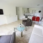 Exklusive Familienfreundliche Im Haus Aalbeek דירה *